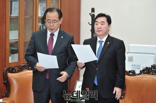 ▲ 새정치민주연합 이석현 국회부의장과 김성곤 의원이 11일 오전 국회본청 이석현 국회부의장실에서의 중진의원 간담회가 끝난 직후, 합의문을 낭독하고 있다. ⓒ뉴데일리 이종현 기자