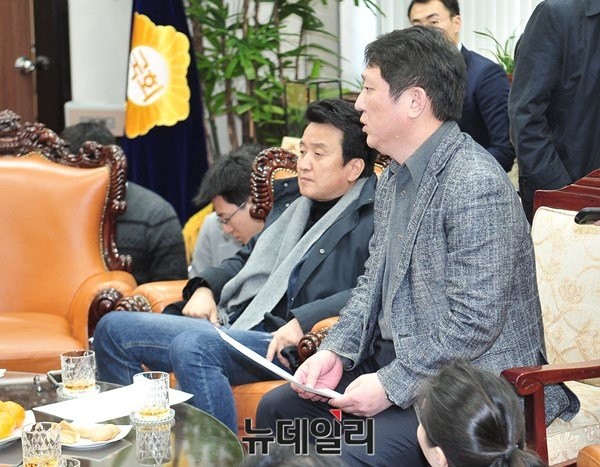 ▲ 새정치민주연합 최재성 총무본부장이 11일 오전 국회본청 이석현 국회부의장실에서 열린 3선 이상 중진의원 간담회장에 나타나 합의문에 항의하고 있다. ⓒ뉴데일리 이종현 기자