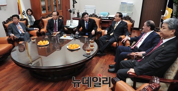 ▲ 새정치민주연합 3선 이상 중진의원 간담회가 11일 오전 이석현 국회부의장실에서 열린 가운데, 먼저 도착한 중진의원들이 한담을 나누고 있다. ⓒ뉴데일리 이종현 기자