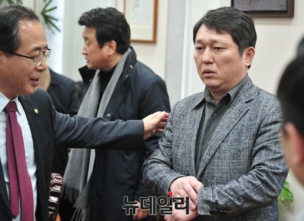 ▲ 11일 오전 이석현 국회부의장실에서 열린 새정치민주연합 3선 이상 중진의원 간담회가 끝난 직후, 설전을 벌였던 김성곤 의원이 최재성 총무본부장에게 다가가 어깨를 다독이고 있다. ⓒ뉴데일리 이종현 기자