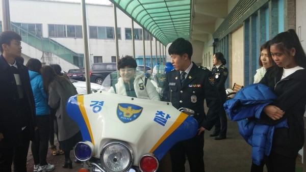 ▲ 다문화 가정 학생들이 경찰서를 방문, 싸이카 등을 타보고 있다. 사진제공 천안서북경찰서 ⓒ뉴데일리
