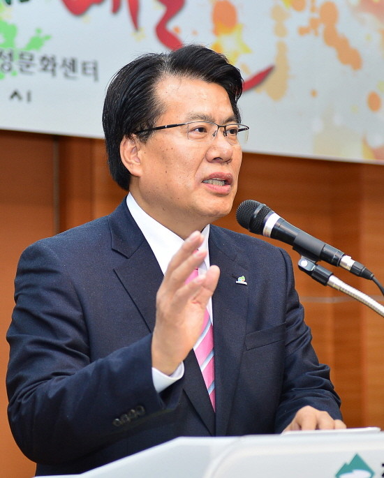 ▲ 축사를 하고 있는 이근규 제천시장,사진제공=제천시