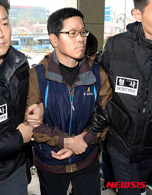 ▲ 10일 오전 25일 동안 조계사에 숨어있던 한상균 민주노총 위원장이 경찰에 체포돼 서울 남대문경찰서로 압송되고 있다. ⓒ 뉴시스