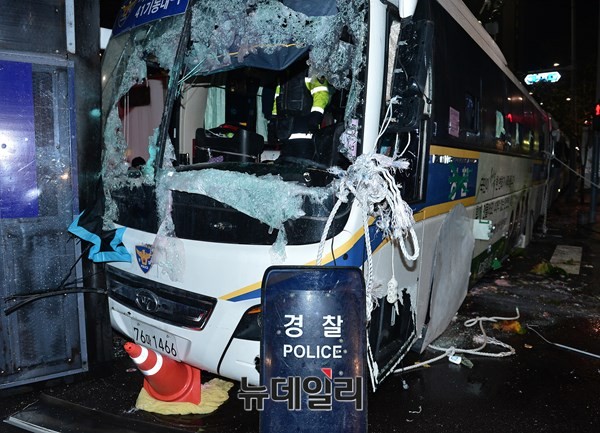 ▲ 지난달 14일 밤 일어난 '광화문 폭동' 당시 시위대의 폭력행위로 파괴된 경찰버스. ⓒ 뉴데일리 정상윤 기자