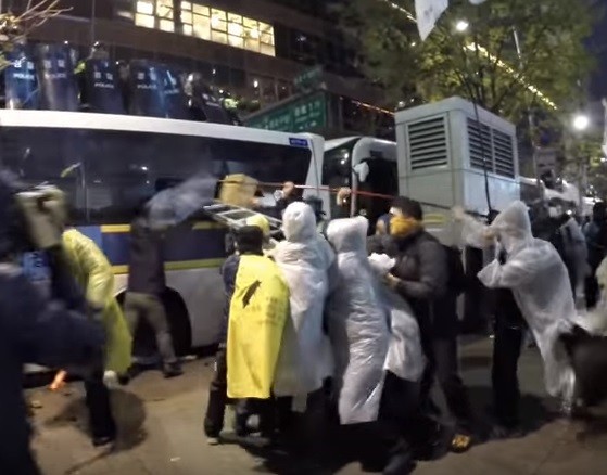 ▲ 지난달 14일 '광화문 폭동' 당시 일부 시위대가 철제 사다리와 깃대 등을 이용해, 경찰버스와 의경들을 공격하고 있다. ⓒ 유튜브 동영상 화면 캡처