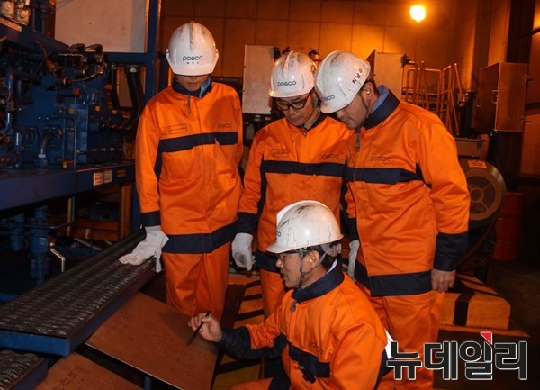 ▲ 포항제철소 파이넥스2공장 2파트 직원들이 작업 현장에서 역량개발 활동에 매진하고 있다. ⓒ포항제철소 제공