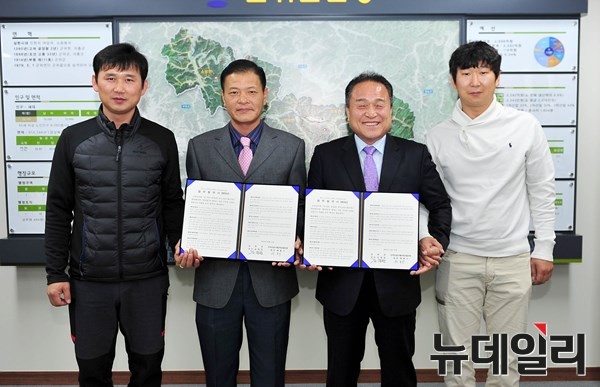▲ 군위군은 지난 11일 재난 및 안전사고 발생 시 신속하고 효율적인 대응을 위해 전국건설기계군위군협의회와 긴급응원 협조체계 구축을 위한 협약(MOU)을 체결했다.  ⓒ군위군 제공