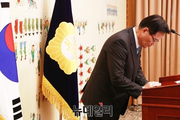 ▲ 정의화 국회의장이 지난 10일 대국민담화를 발표하면서 고개숙여 인사하고 있다. ⓒ뉴데일리 이종현 기자
