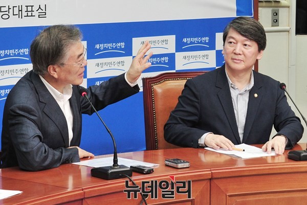 ▲ 새정치민주연합 안철수 전 대표(사진 오른쪽)의 탈당을 막기 위해 12일 저녁 긴급 의원총회가 소집된 가운데, 의총에서 문재인 대표(왼쪽)의 사퇴를 이끌어낼 수 있을지 주목된다. ⓒ뉴데일리 이종현 기자