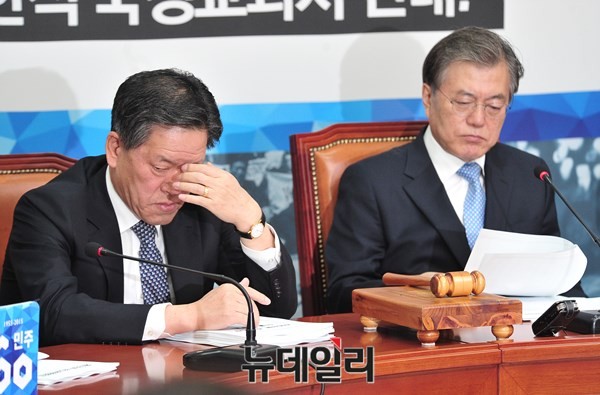 ▲ 새정치민주연합 주승용 의원(사진 왼쪽)은 안철수 전 대표의 탈당을 막고 분당을 방지하는 것은 오롯이 문재인 대표(오른쪽)의 결단에 달려 있다고 말한다. ⓒ뉴데일리 이종현 기자