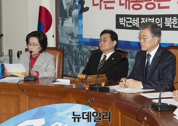 ▲ 새정치민주연합 유승희 최고위원(사진 왼쪽)도 11일 최고위원회의에서 혁신전당대회 소집을 위해 문재인 대표의 사퇴가 필요하다고 강조했다. ⓒ뉴데일리 이종현 기자