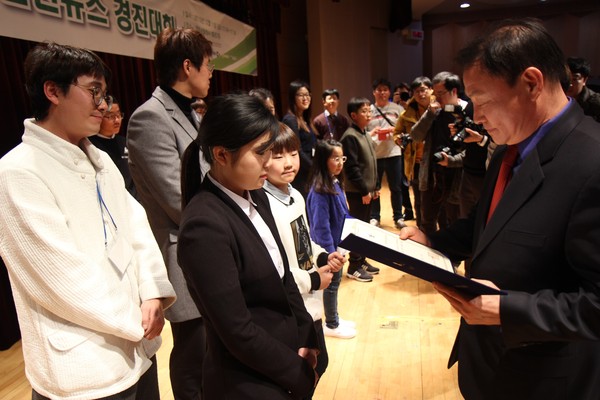 ▲ 충주성심학교 학생과 교사들이 청소년119안전뉴스경진대회에서 우수상을 받은 뒤 기념촬영하고 있다.  ⓒ뉴데일리
