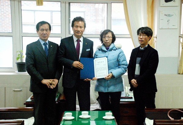 ▲ 투병중인 한 모군의 어머니에게 성금을 전달하는 증평정보고등학교 선생님들. ⓒ뉴데일리