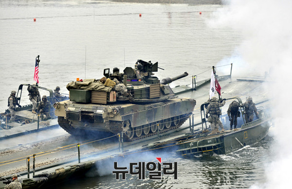 ▲ 문교를 이용해 도하 중인 美에이브람스 전차.ⓒ육군