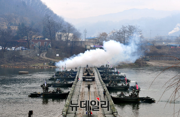 ▲ 美에이브람스 전차가 구축 완료된 부교를 통과해 강을 건너고 있다.ⓒ육군