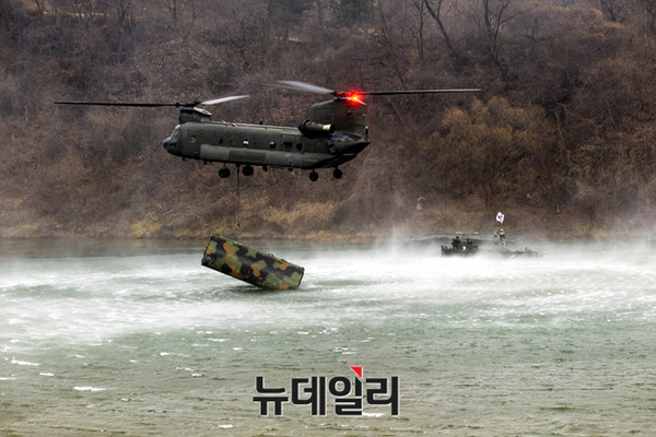 ▲ 육군 CH-47헬기가 부교일부분을 수송하고 있다.ⓒ육군