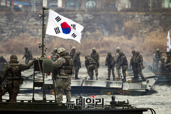 ▲ 한미 공병부대원들이 도하작전을 위해 공동작업을 하고 있다.ⓒ육군