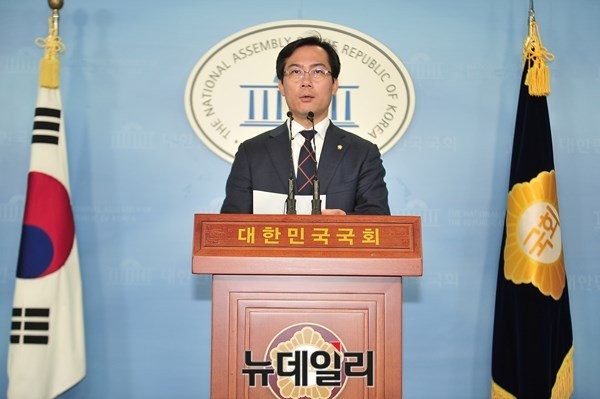 ▲ 새누리당 김영우 수석대변인은 13일 오전 현안 브리핑에서 새정치민주연합 소속이었던 안철수 전 대표의 탈당에 대해 