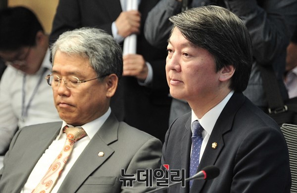 ▲ 안철수 의원과 새정치민주연합 김동철 의원이 지난 10월 12일 새정치민주연합, 무엇이 문제인가 토론회에 참석해 발제를 듣고 있다. ⓒ뉴데일리 이종현 기자