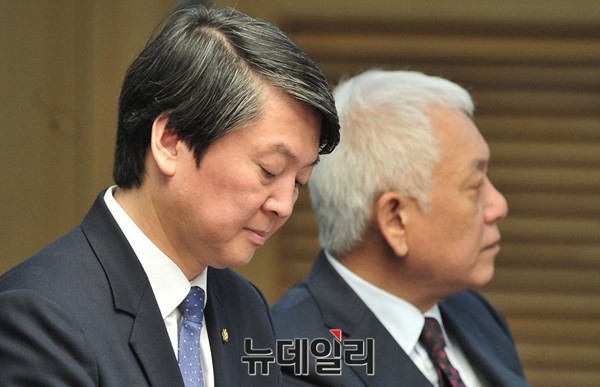 ▲ 안철수 의원과 새정치민주연합 김한길 전 대표가 지난 10월 12일 새정치민주연합, 무엇이 문제인가 토론회에 참석해 발제를 듣고 있다. ⓒ뉴데일리 이종현 기자