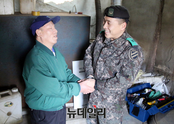 ▲ 박삼영 중사가 이경섭翁(78세, 1급 시각장애) 댁을 방문하여 보일러 정비 봉사활동을 실시하고 있다.ⓒ육군