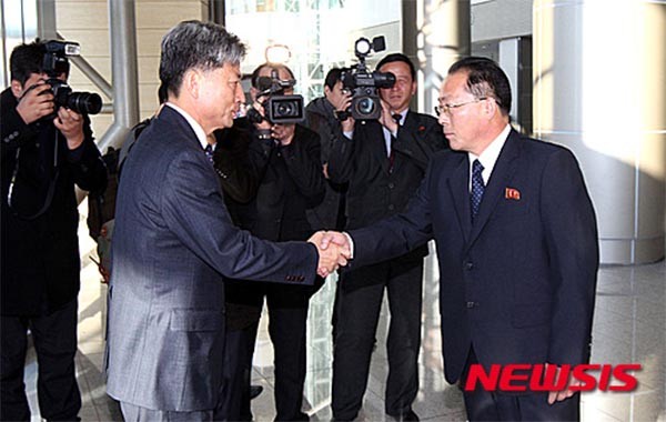 ▲ 지난 11일 개성공업지구 지원센터에서 만난 황부기 통일부 차관과 전종수 조평통 서기국 부국장. 남북당국회담의 양측 수석대표다. ⓒ뉴시스. 무단전재 및 재배포 금지.