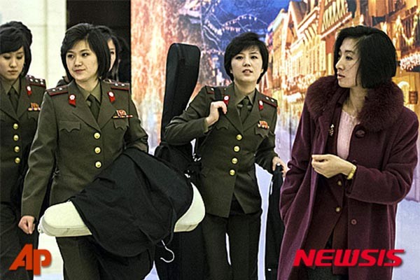 ▲ 지난 10일 中베이징에 전용기편으로 도착한 '모란봉 악단' 단원들. ⓒ뉴시스-AP. 무단전재 및 재배포 금지.