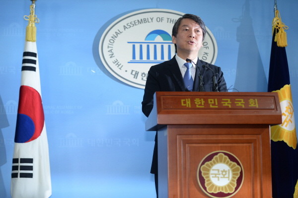 ▲ 안철수 의원이 13일 국회에서 기자회견을 열고 새정치민주연합 탈당을 선언하고 있다. ⓒ뉴시스 사진DB