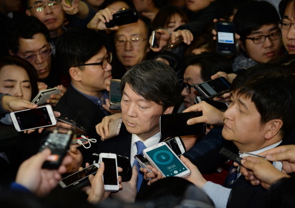 ▲ 안철수 의원이 13일 국회에서 기자회견을 열고 새정치민주연합 탈당을 선언한 뒤, 취재진과 짧은 문답을 마치고 발걸음을 돌리고 있다. ⓒ뉴시스 사진DB