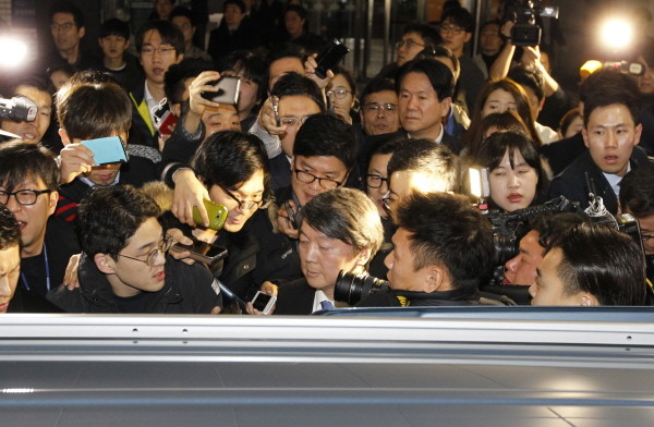 ▲ 안철수 의원이 13일 국회에서 기자회견을 열고 새정치민주연합 탈당을 선언한 뒤 국회본청을 나서고 있는 가운데, 취재진이 이를 뒤따르고 있다. ⓒ뉴시스 사진DB