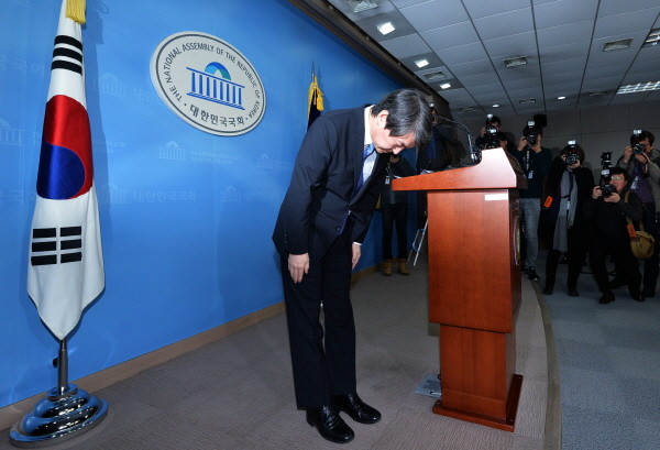 ▲ 안철수 의원이 13일 국회에서 새정치민주연합을 탈당한다는 내용의 기자회견을 마친 뒤, 당원과 국민을 향해 깊숙이 고개를 숙이고 있다. ⓒ뉴시스 사진DB