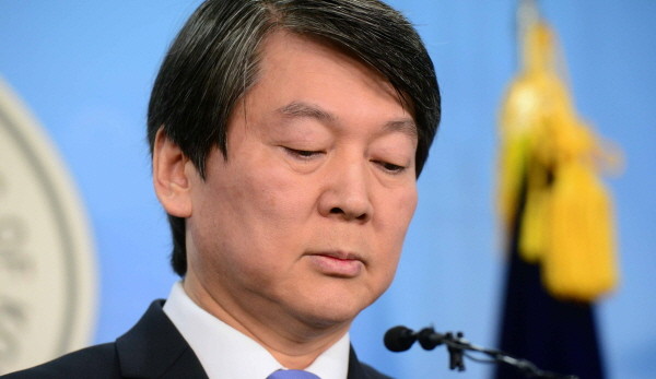 ▲ 안철수 의원이 13일 국회에서 새정치민주연합 탈당 기자회견을 하기에 앞서 굳은 표정을 짓고 있다. ⓒ뉴시스 사진DB