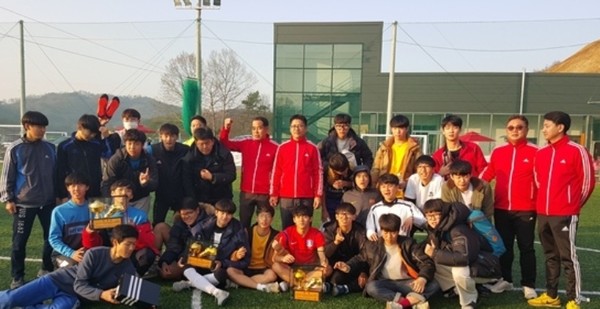 ▲ 13일 제2회 충북 청주시연합회장배 생활체육풋살대회를 마치고 선수들이 기념촬영하고 있다.ⓒ뉴데일리