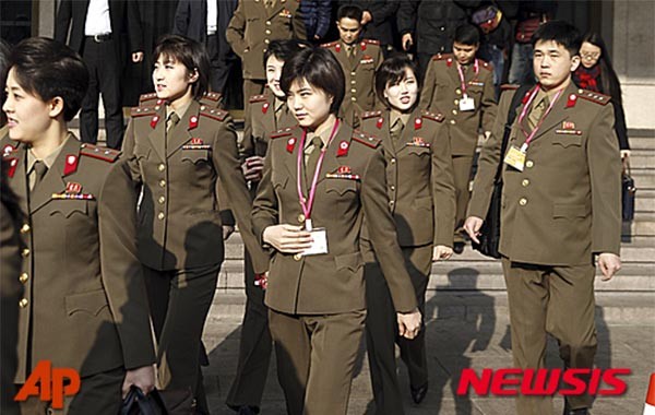 ▲ 지난 11일 리허설을 위해 숙소에서 나오는 모란봉 악단 단원들의 모습. ⓒ뉴시스-AP. 무단전재 및 재배포 금지.