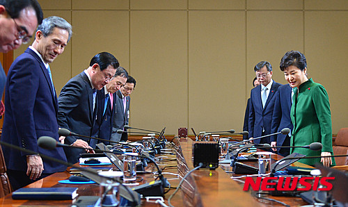 ▲ 박근혜 대통령이 14일 오전 청와대에서 수석비서관 회의를 주재하기 위해 자리에 앉고 있다. ⓒ뉴시스