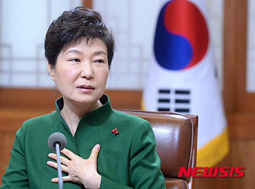 ▲ 박근혜 대통령이 14일 오전 청와대에서 수석비서관 회의를 주재하기 위해 자리에 앉고 있다. ⓒ뉴시스