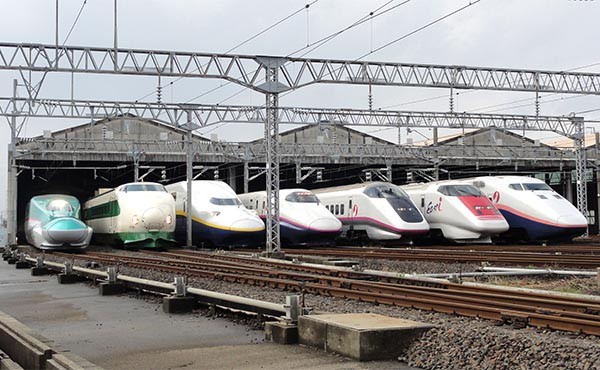 ▲ JR 동신칸센에서 운영하는 다양한 종류의 신칸센 열차들이 니가타 기지창에 들어와 있는 모습. ⓒ위키피디아 공개사진.