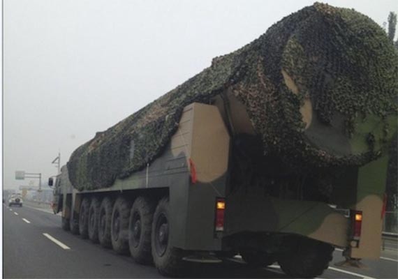 ▲ 美우파매체 '워싱턴 프리비컨'은 "지난 4일, 中인민해방군이 서부 모처에서 DF-41 미사일 시험발사를 했다"고 보도했다. 사진은 中고속도로에서 찍힌 DF-41 미사일. ⓒ美워싱턴 프리비컨 과거 보도화면 캡쳐