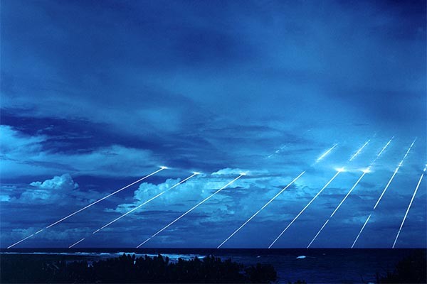 ▲ 미국이 냉전 당시 개발, 50여기밖에 배치하지 못한 '피스키퍼' 미사일의 MIRV 시험 장면. ⓒ위키피디아 공개 사진.