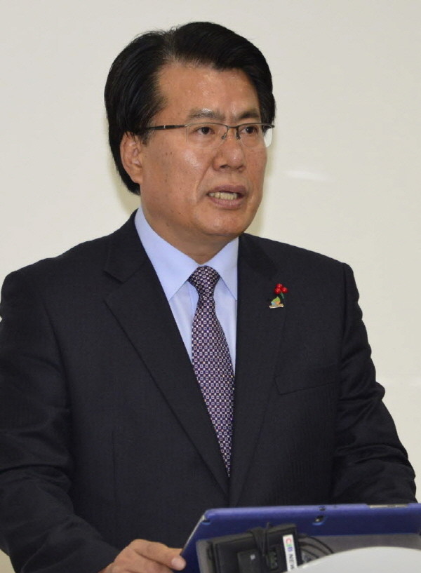 ▲ 이근규 제천시장이 내년 총선 불출마 기자회견을 하고 있다=사진제공=제천시