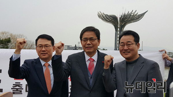 ▲ 곽상도 전 청와대 민정수석(중간)이 14일 대구 달성군청 앞 '백년 타워'에서 출마선언을 하고 있다. 사진은 이날 윤두현 전 청와대 홍보수석(왼쪽)과 전광삼 전 청와대 춘추관장 등이 출마선언 현장에서 곽 전 수석과 함께 파이팅을 하는 모습. ⓒ뉴데일리