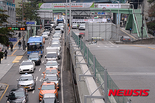 ▲ 13일 오전 서울 중구 중림동 7017전망대에서 바라본 서울역 고가차로가 텅 비어 있다. ⓒ뉴시스