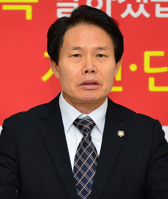 ▲ 내년 총선 출마 기자회견을 하고 있는 송인만 변호사.사진제공=제천시