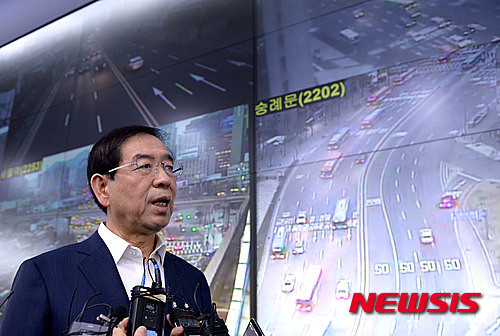 ▲ 14일 오전 박원순 서울시장이 서울역 고가 폐쇄에 따른 인근 지역 교통 혼잡 여부를 확인하기 위해 현장점검을 하고 있다. ⓒ 뉴시스