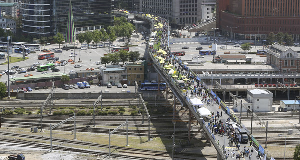 ▲ 지난해 10월, 서울시가 서울역 고가 공원화 사업 방침을 밝히면서 실시한, 시민공개행사 당시 모습. ⓒ 조선닷컴