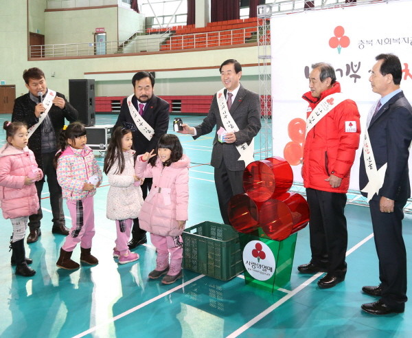 ▲ 조길형 충주시장(가운데)이 희망 나눔 캠페인 모금행사장을 찾은 어린이들과 기념촬영을 가진 모습.사진제공=충주시