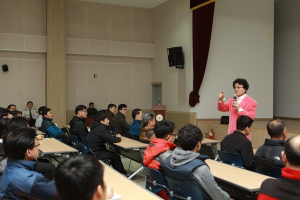 ▲ 개그맨 김종석씨가 14일 청주상당경찰서 직원들을 대상으로 강의하고 있다. ⓒ뉴데일리