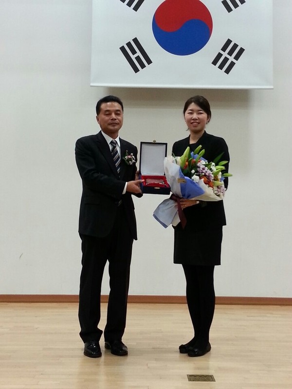 ▲ 박지헌 회장이 롯데시네마 김화선 관장에게 감사패를 전달하고 있다. ⓒ뉴데일리