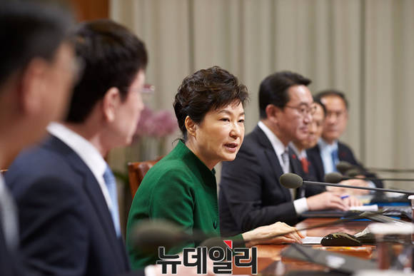 ▲ 박근혜 대통령은 14일 청와대에서 수석비서관회의를 주재한 자리에서 