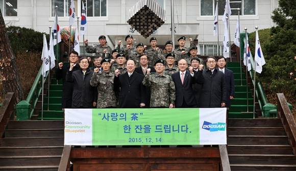 ▲ 박용만 두산 회장(앞줄 왼쪽 3번째)이 백두산부대에 '사랑의 차'를 전달한 후 김혁수 부대장(앞줄 왼쪽 4번째) 등 관계자들과 기념촬영을 하고 있다. ⓒ두산